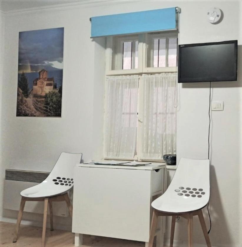 Appartamento Sirma'S Unique Artsy Modern Quiet 1-Bdrm In The Heart Of Skopje Esterno foto